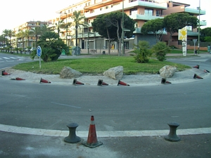 Instal&middot;laci&oacute; de tres grans pedres a la rotonda situada en el creuament de l'avinguda del mar i el carrer Tellinaires de Gav&agrave; Mar